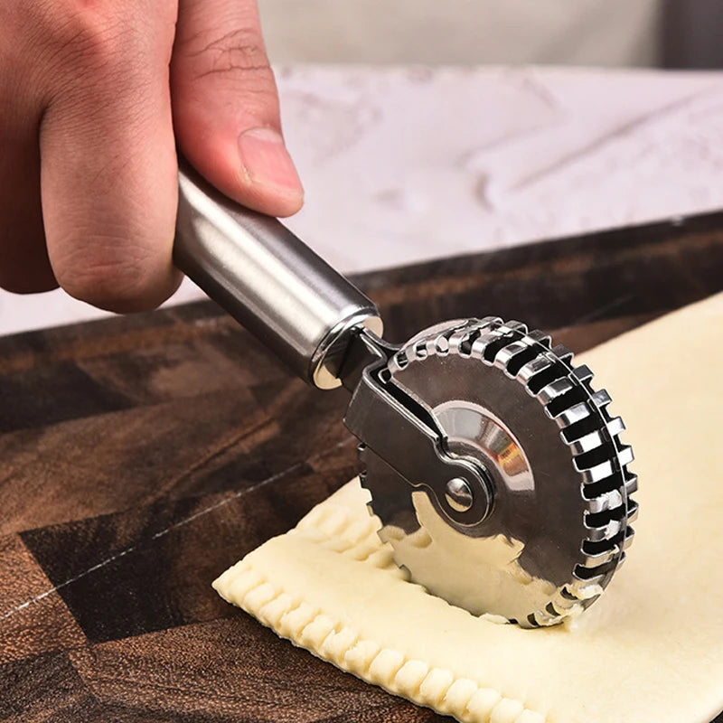 أداة تقطيع العجين بعجلة