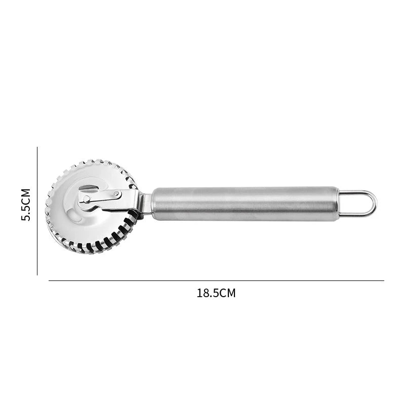 أداة تقطيع العجين بعجلة