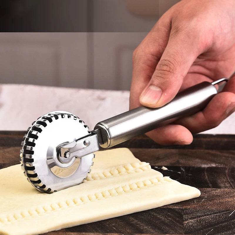 أداة تقطيع العجين بعجلة